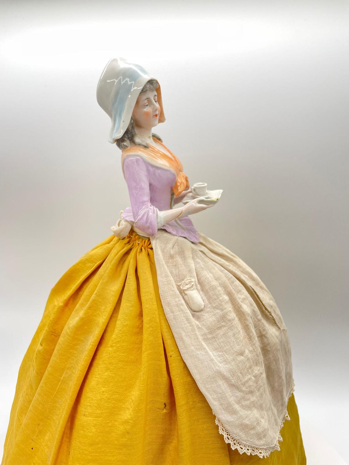 Porzellanfigur aus einem Nachlass als Beispiel für Antiquitäten und Sammlerstücke.